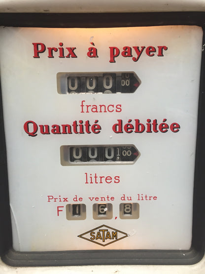 Pompe à essence Satam de Ma boutique, vue en gros plan avec connecteurs et détails techniques visibles.