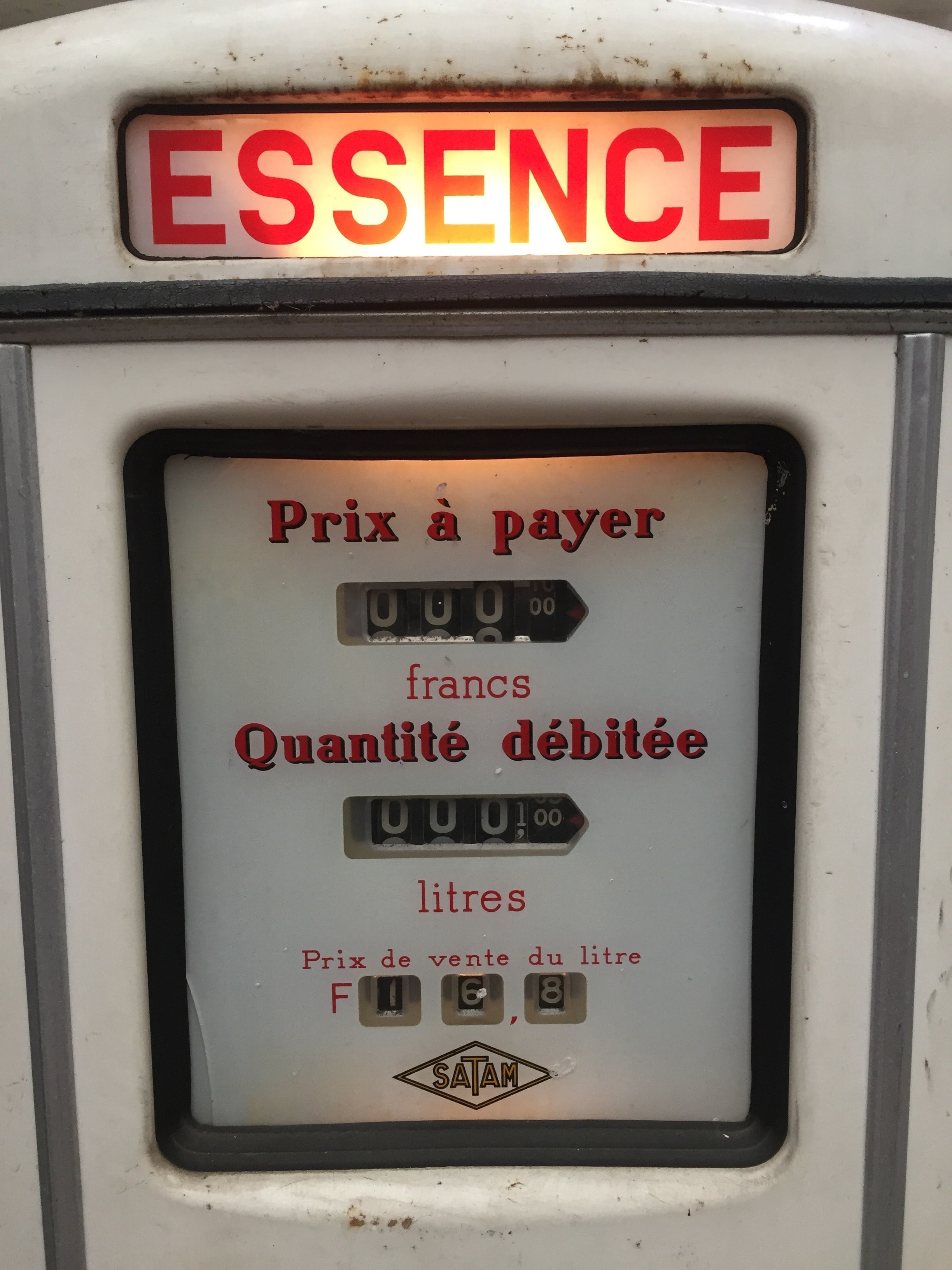 Pompe à essence Satam, outil de carburant pour voiture, avec connecteurs et indicateurs visibles dans l'image.