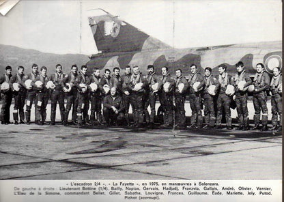 Réservoir Mirage III C de la période 1960-1970, modèle militaire, en métal avec détails précis, posé sur un fond neutre