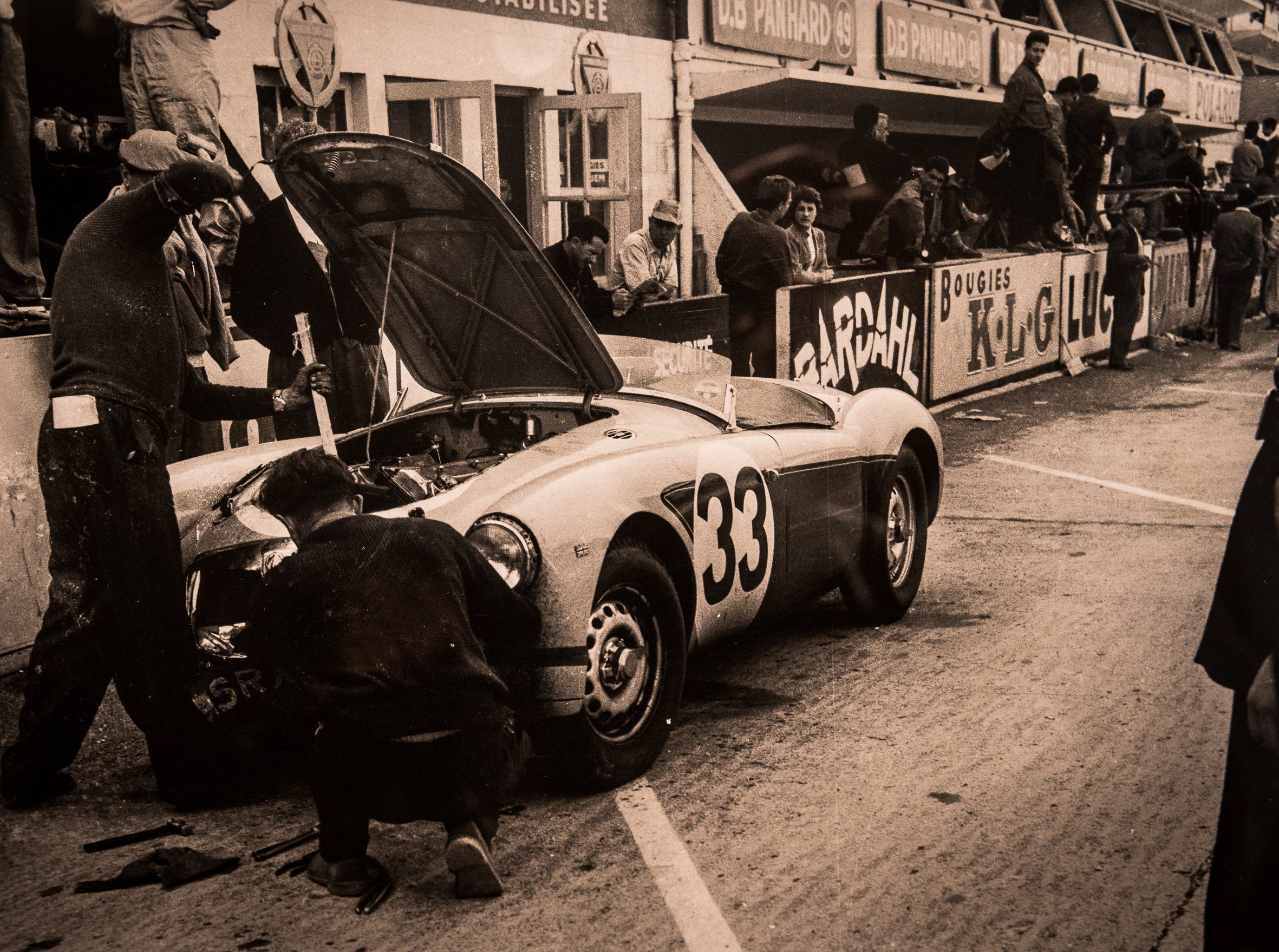 Photo originale MGA Twin Cam des 24H du Mans 1959, montrant la voiture de course en action lors de la course mythique.
